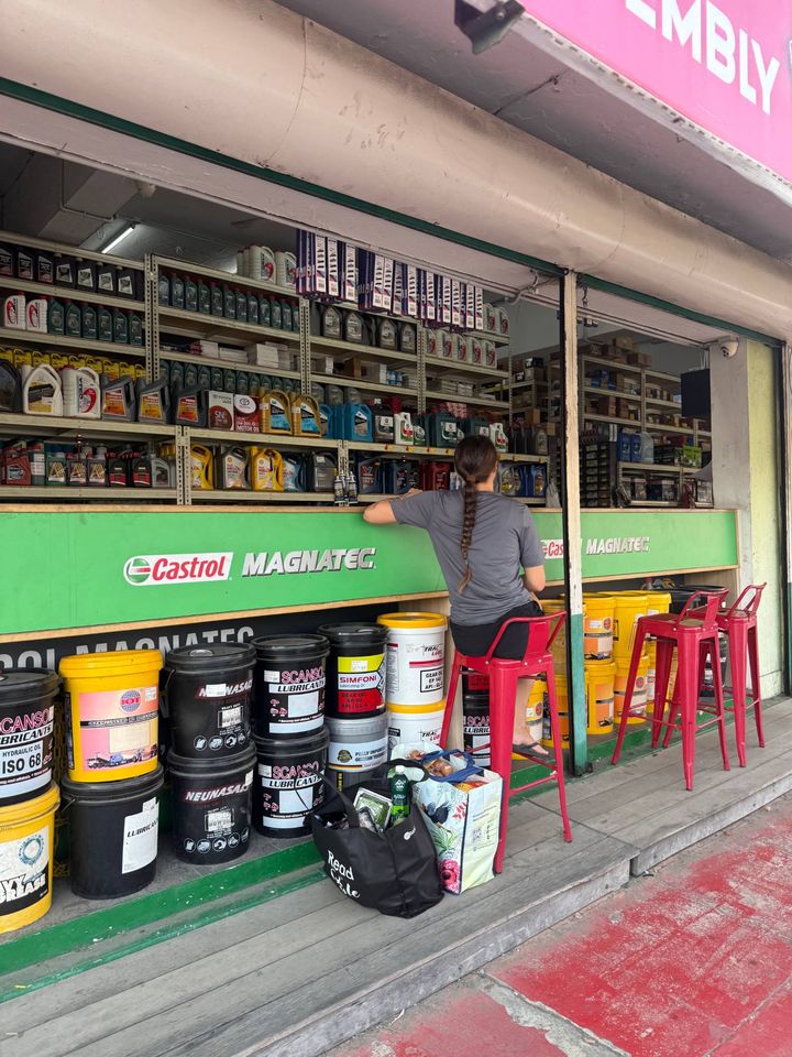 Choosing oil at a chandlery